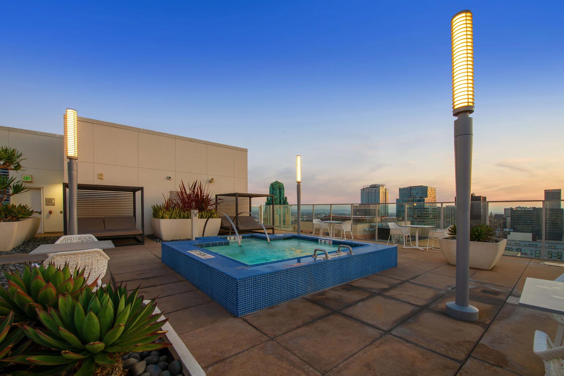 3033 Whilshire rooftop pool