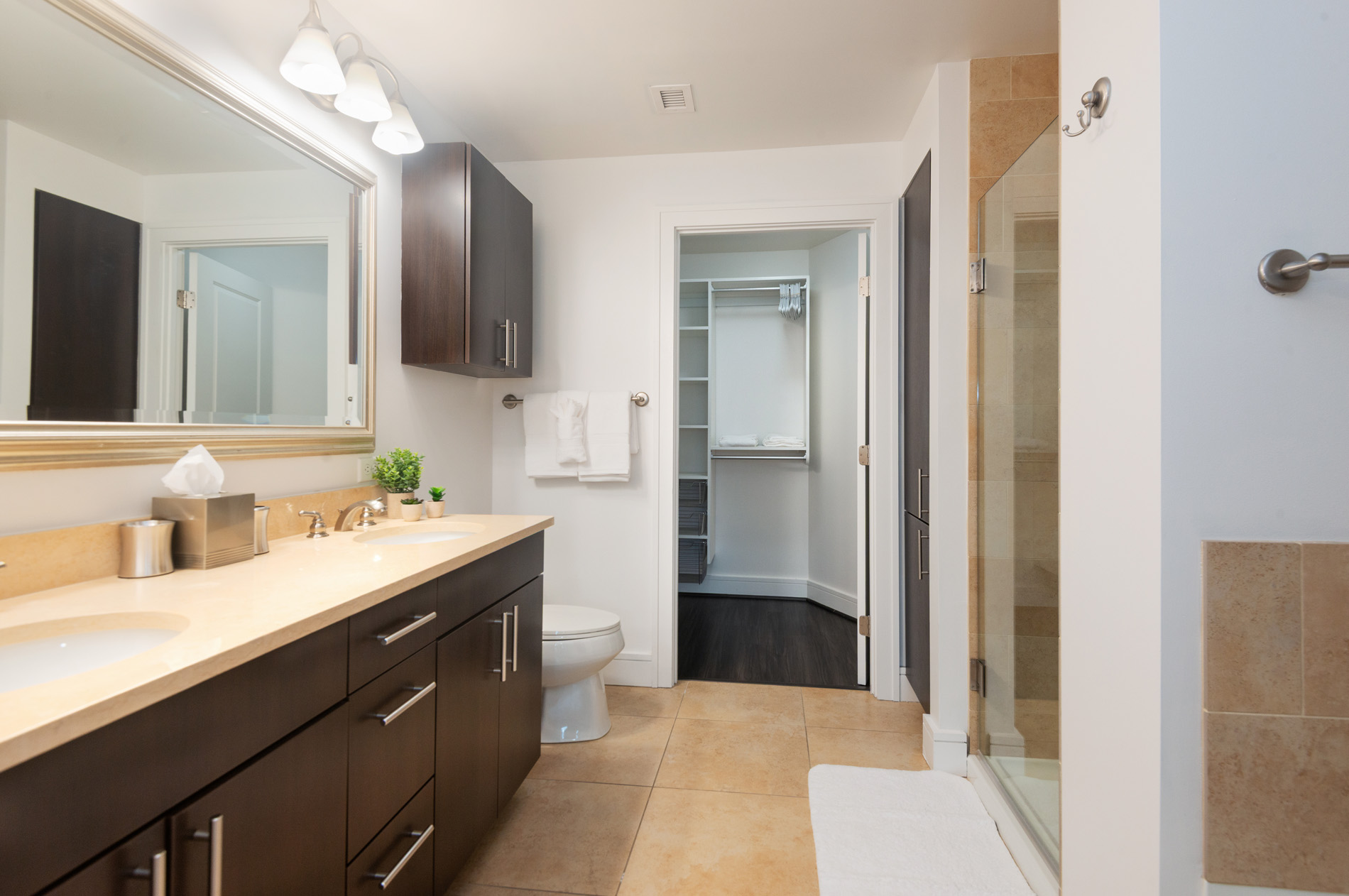 100 Pier 4 staged bathroom