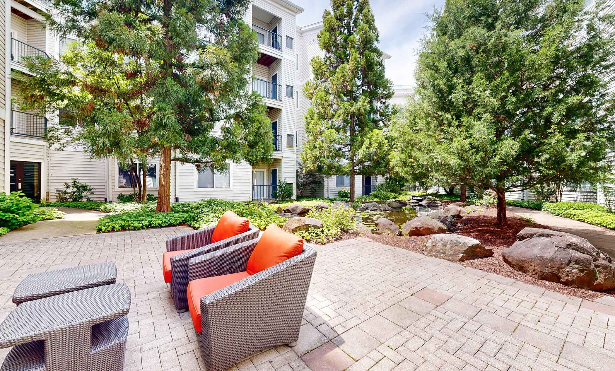 20 Lambourne Pond Courtyard