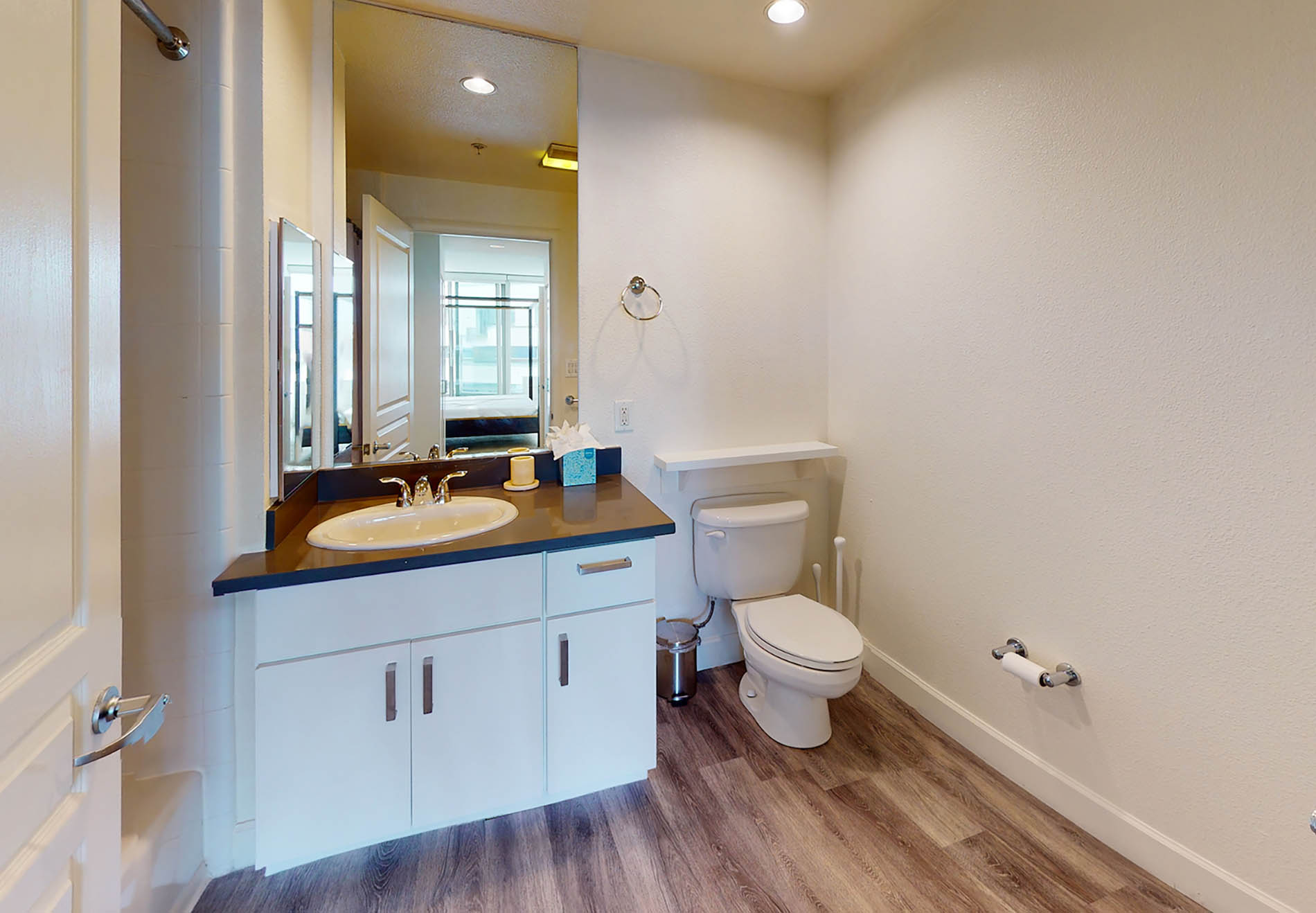 388 Beale apartment bathroom