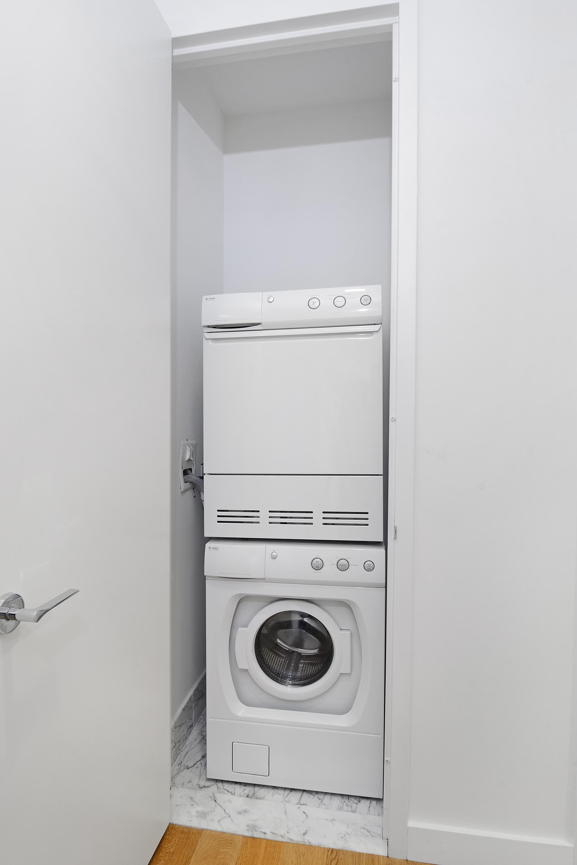 95 Wall Washer and Dryer