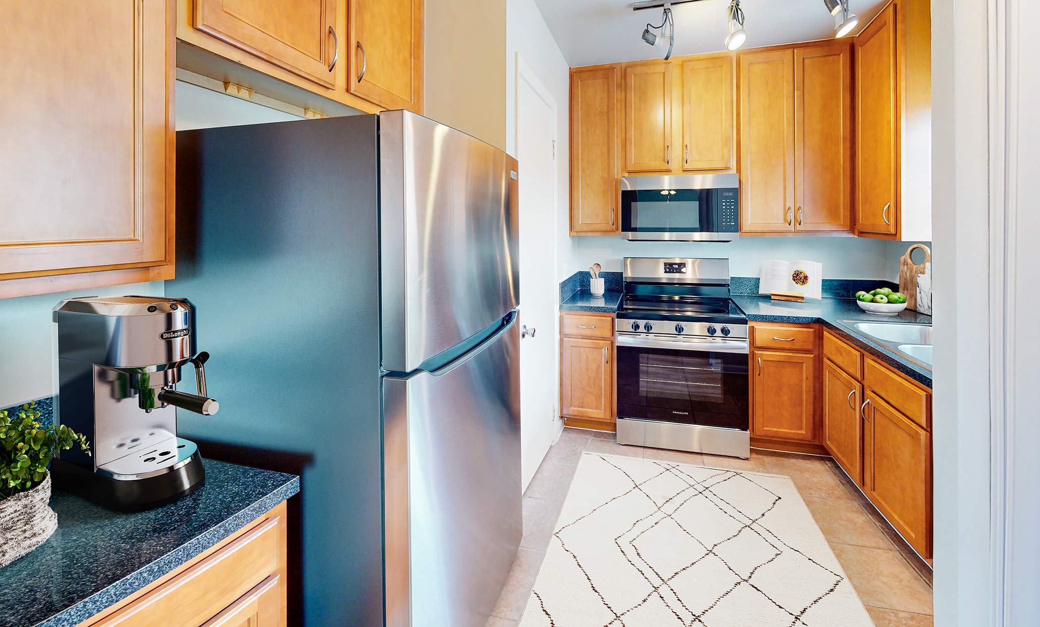 Alafaya Woods Maple on Black staged kitchen