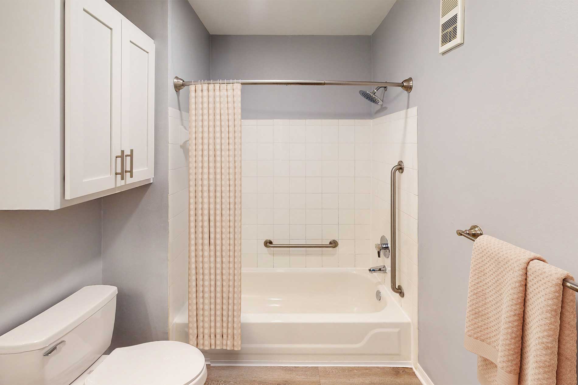 Arbors at Maitland Summit apartment bathroom