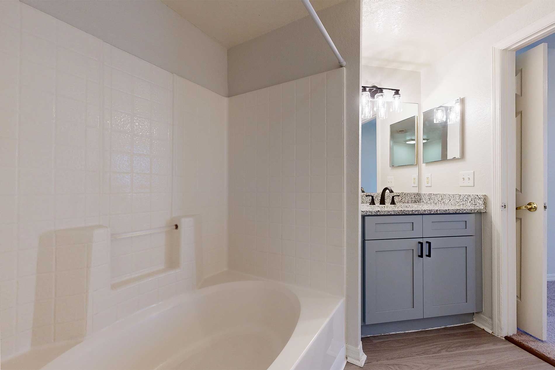 Ashton at Waterford Lakes apartment bathroom