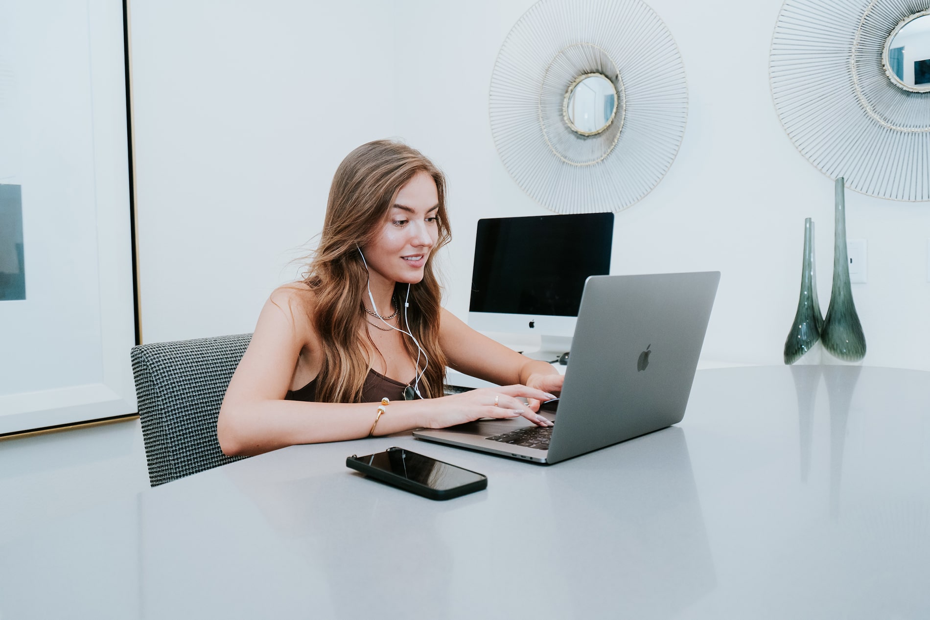 Woman at laptop in Beach & Ocean business center