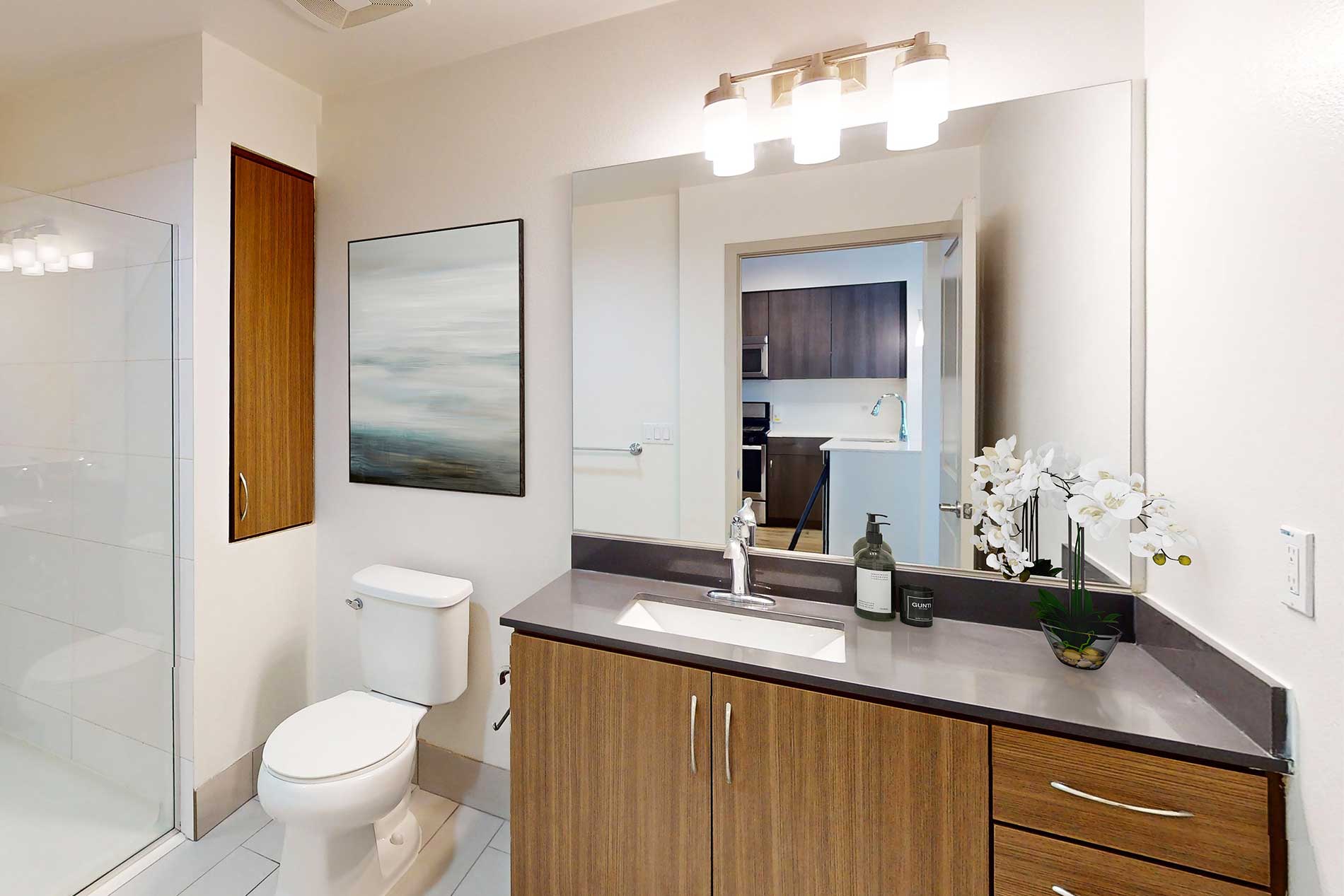 Beach & Ocean apartment bathroom