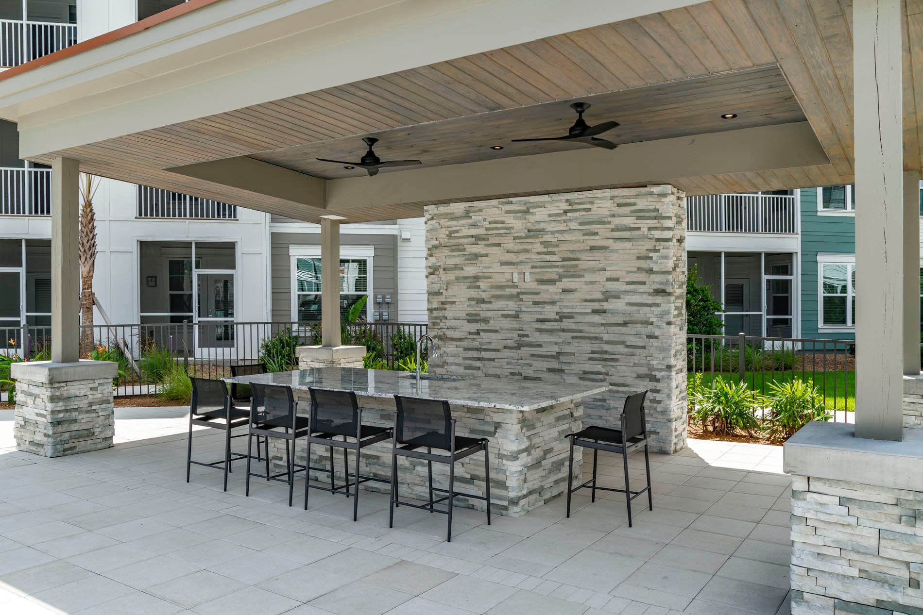 Essex Luxe Apartments outdoor dining area