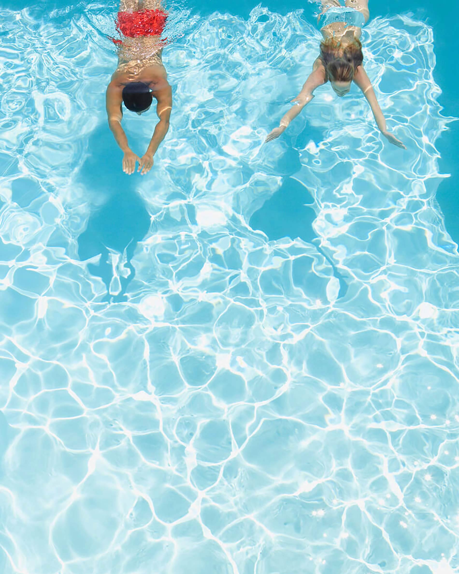 People underwater in a swimming pool