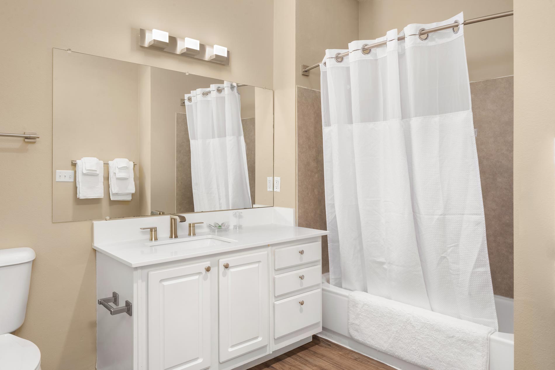 Hearthstone at Merrill Creek staged bathroom
