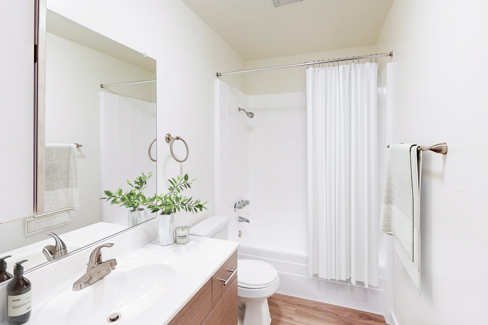 Huntington Vista staged bathroom
