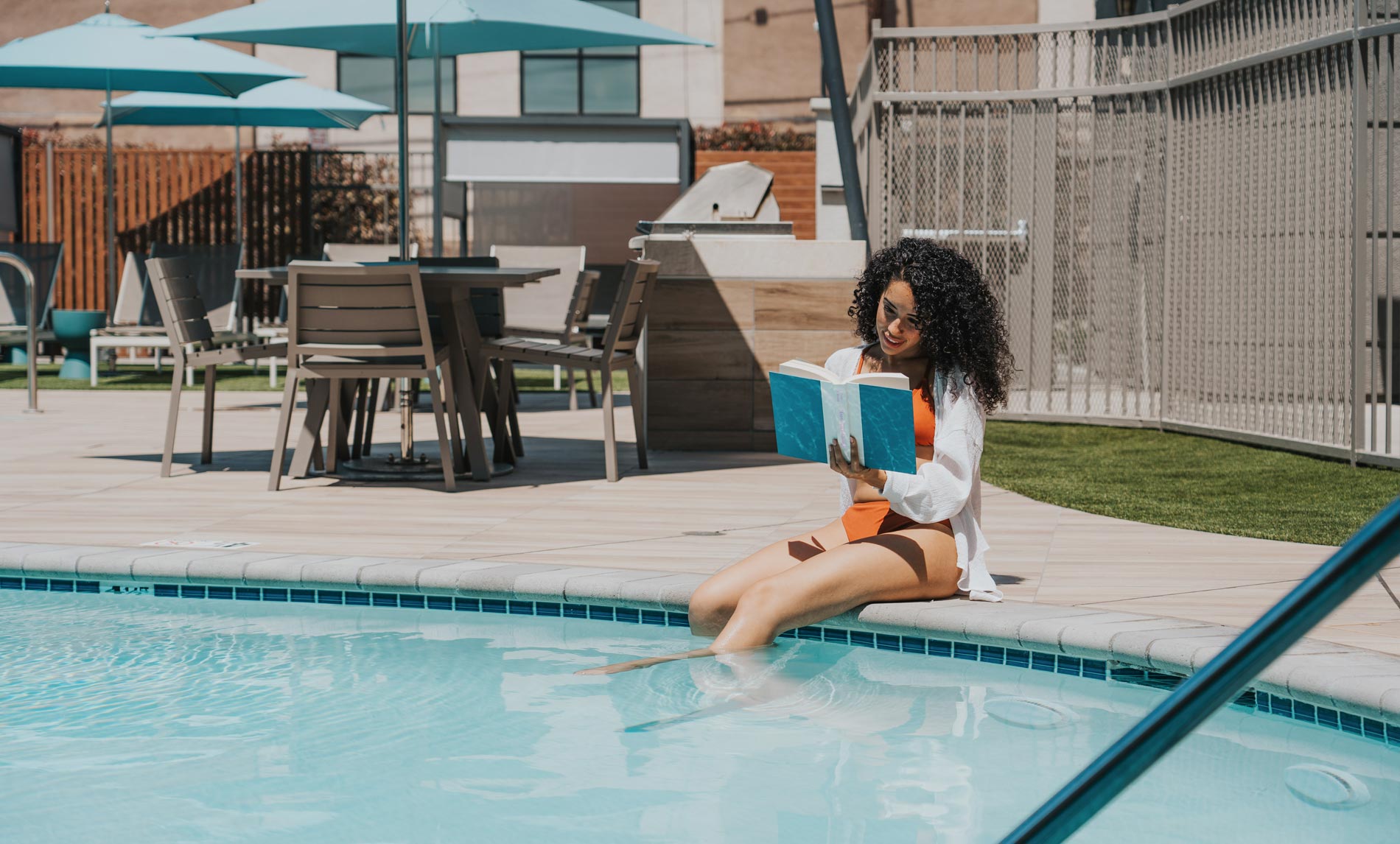 Jefferson woman reads by the pool