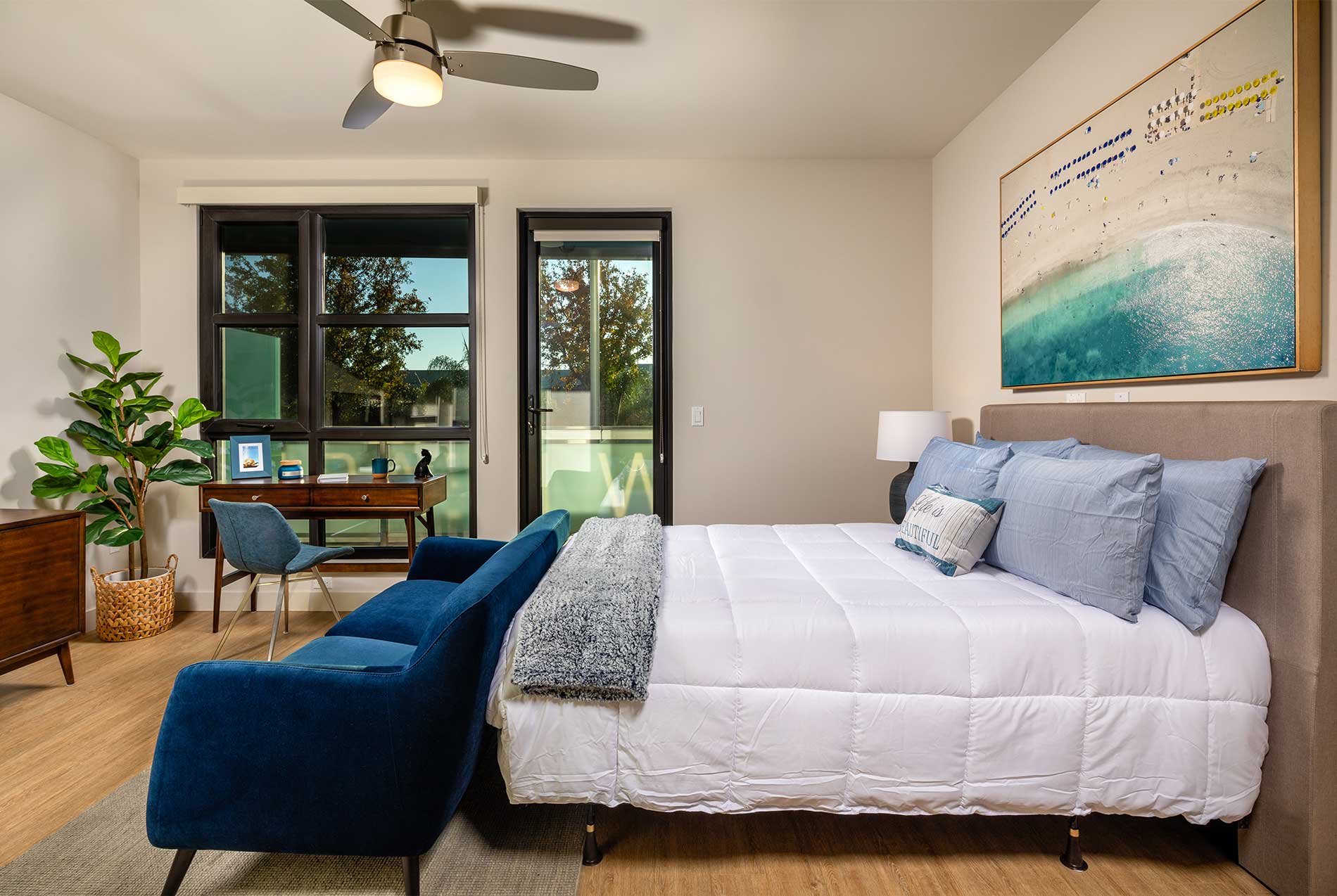Bedroom with high ceilings and modern finishes at Junction Santa Monica