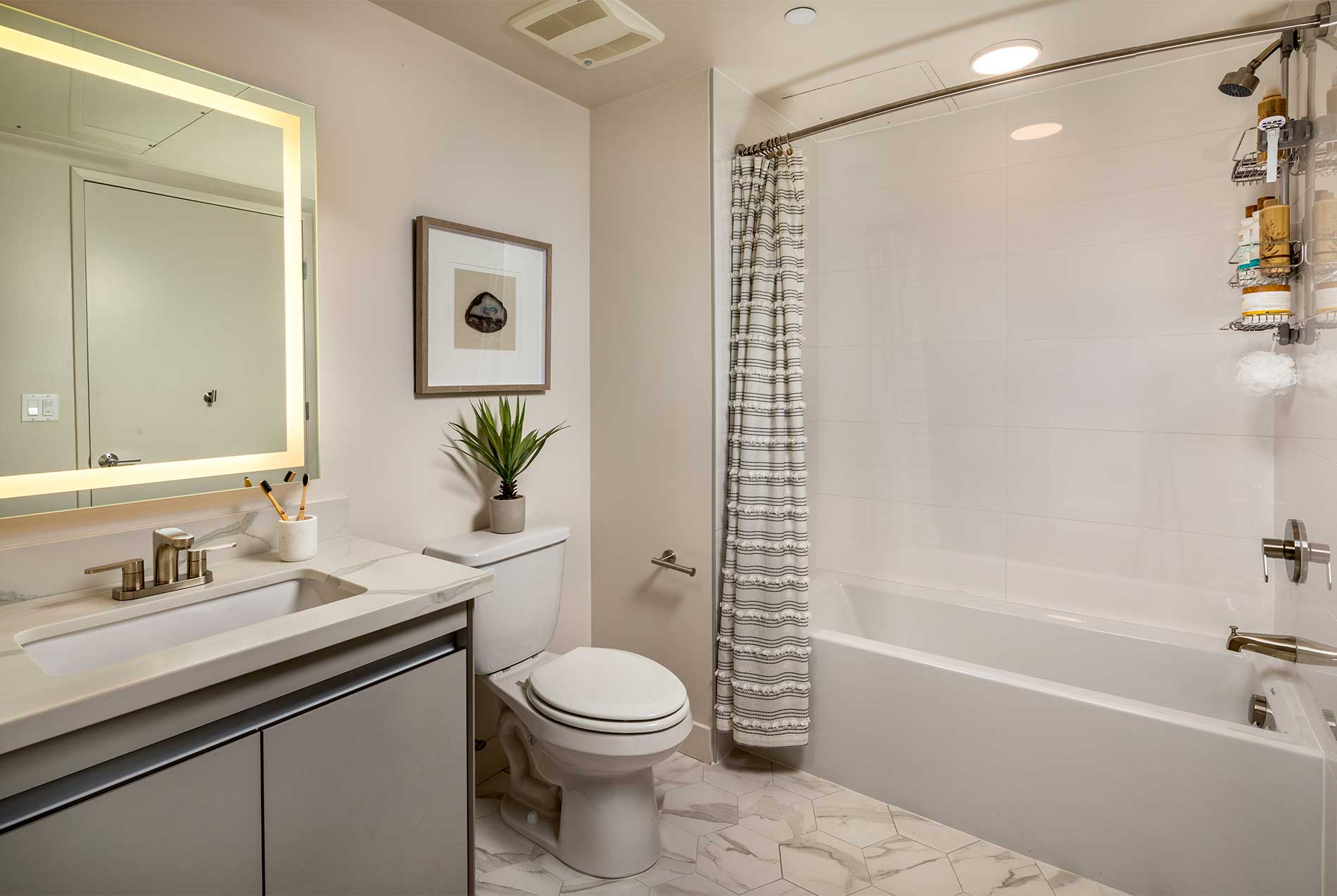 Santa Monica apartment bathroom with shower/tub combo