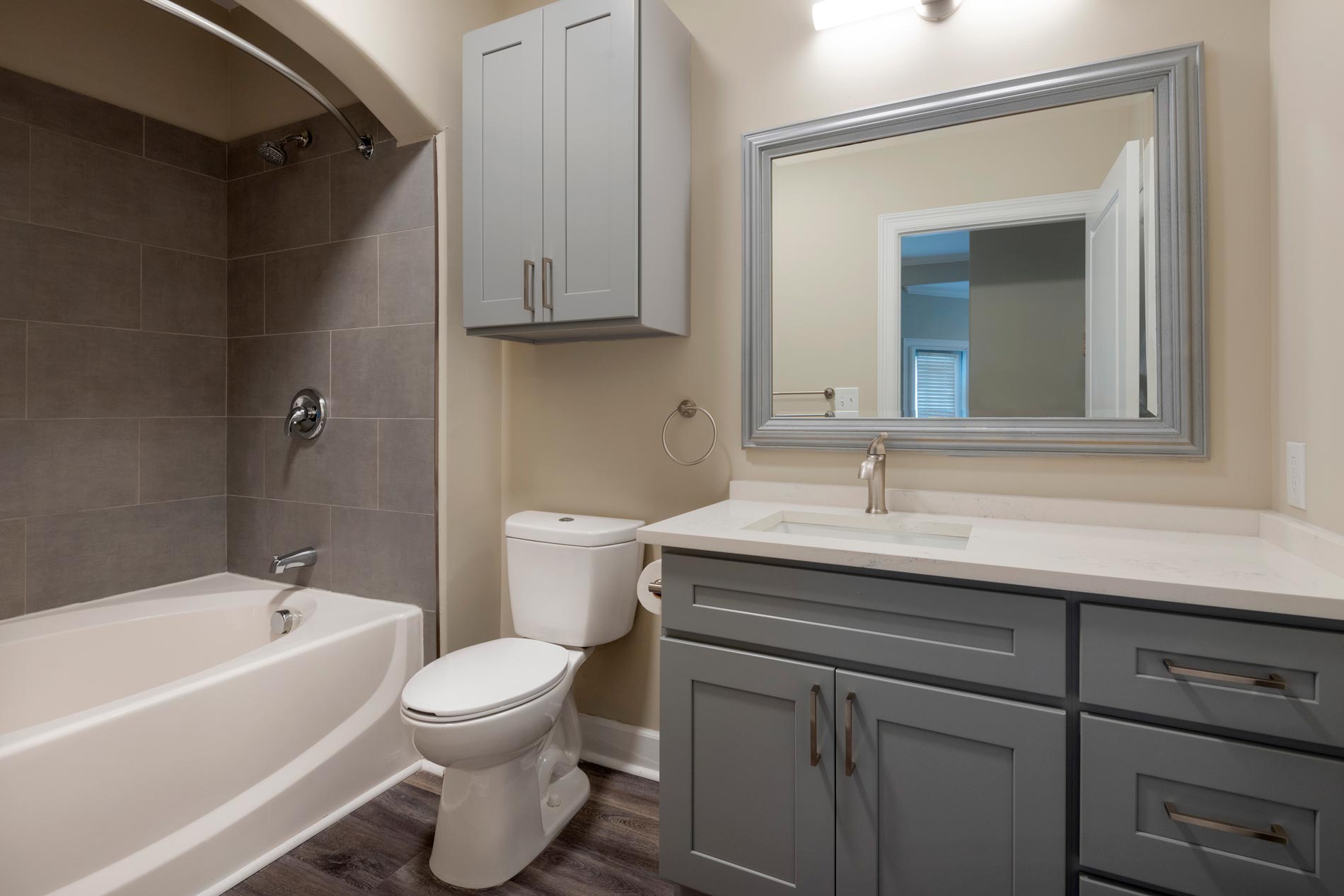 Lenox Farms apartment bathroom