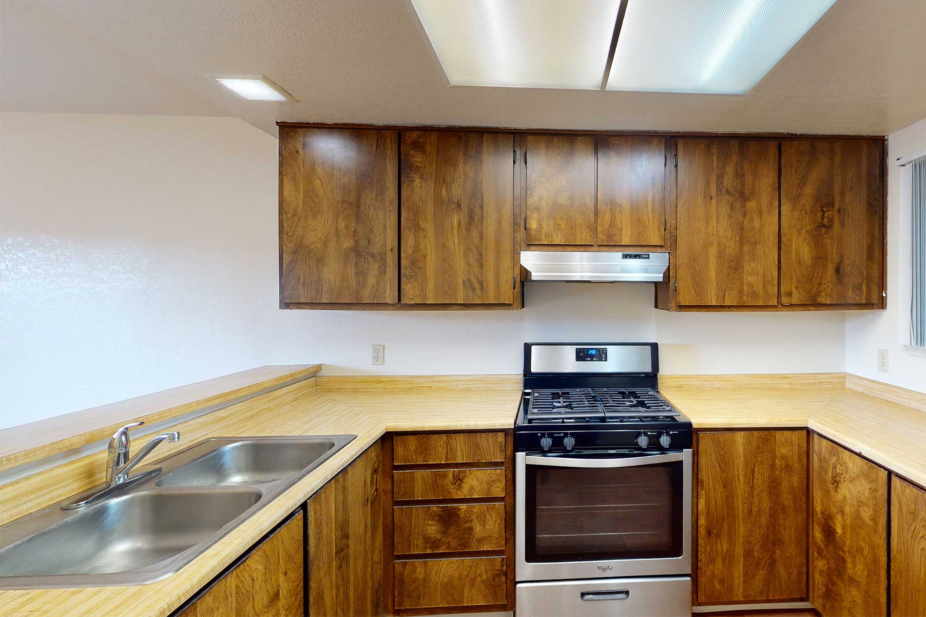 Pointe at Harden Ranch apartment kitchen