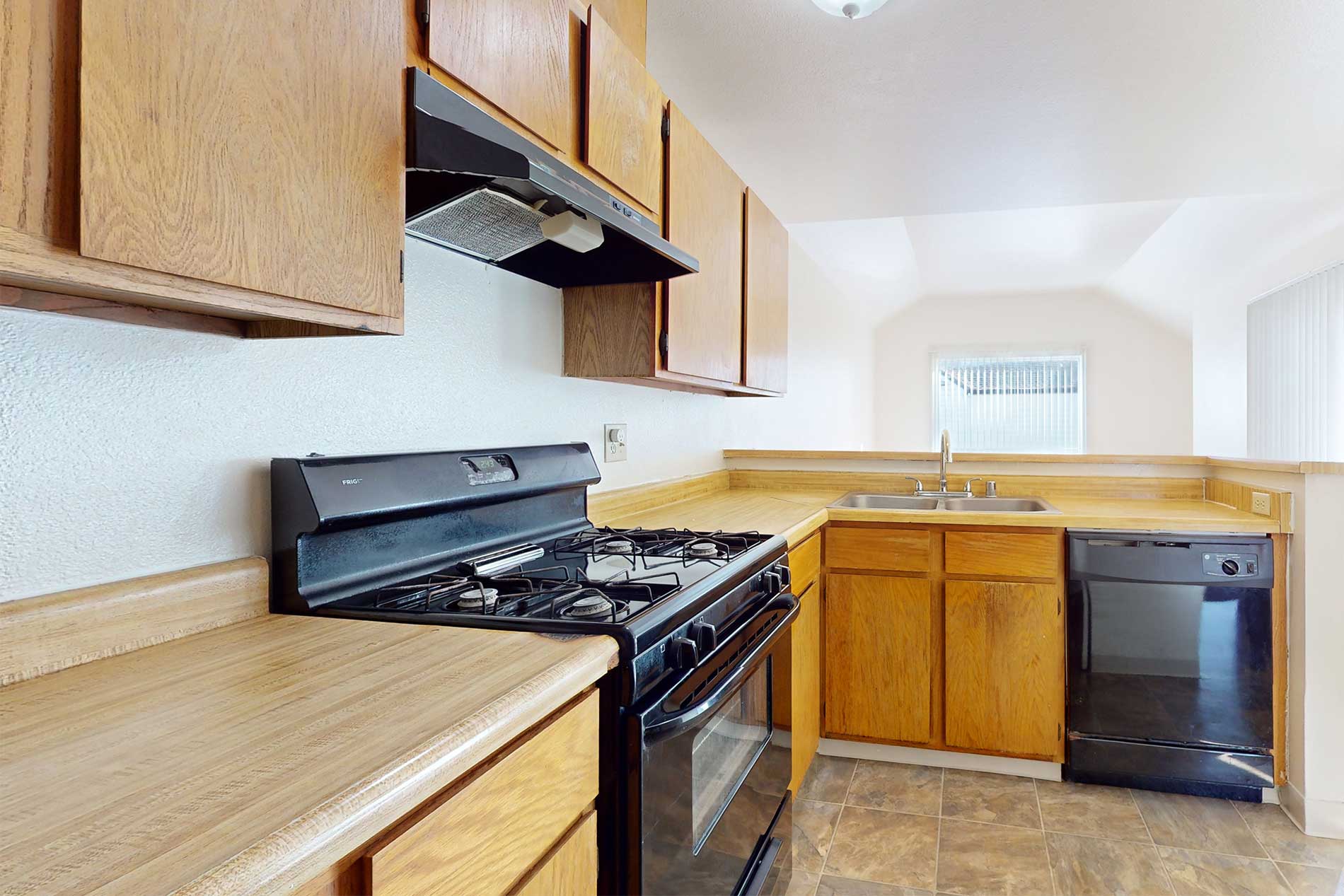 Pointe at Harden Ranch apartment kitchen