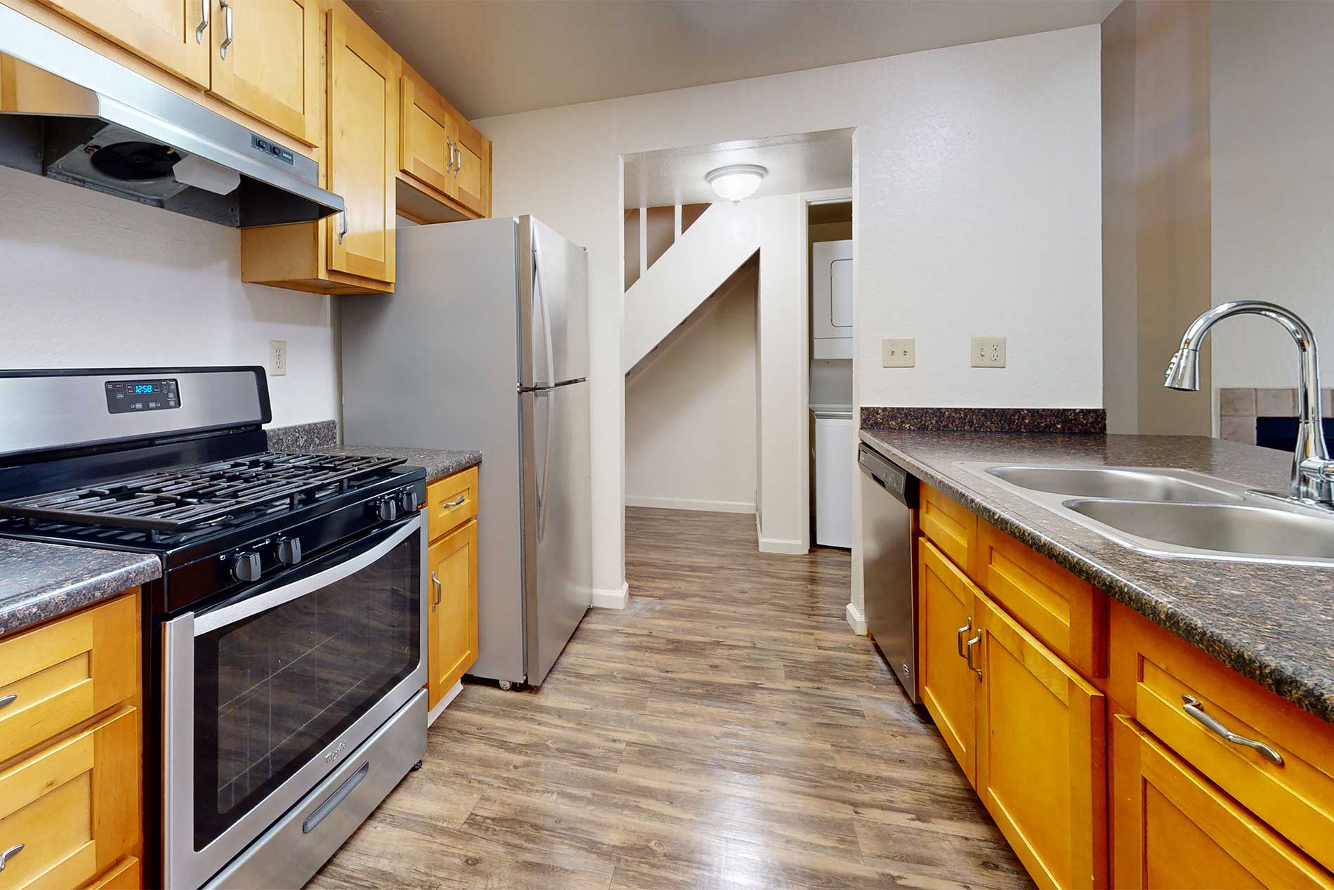 Pointe at Harden Ranch apartment kitchen