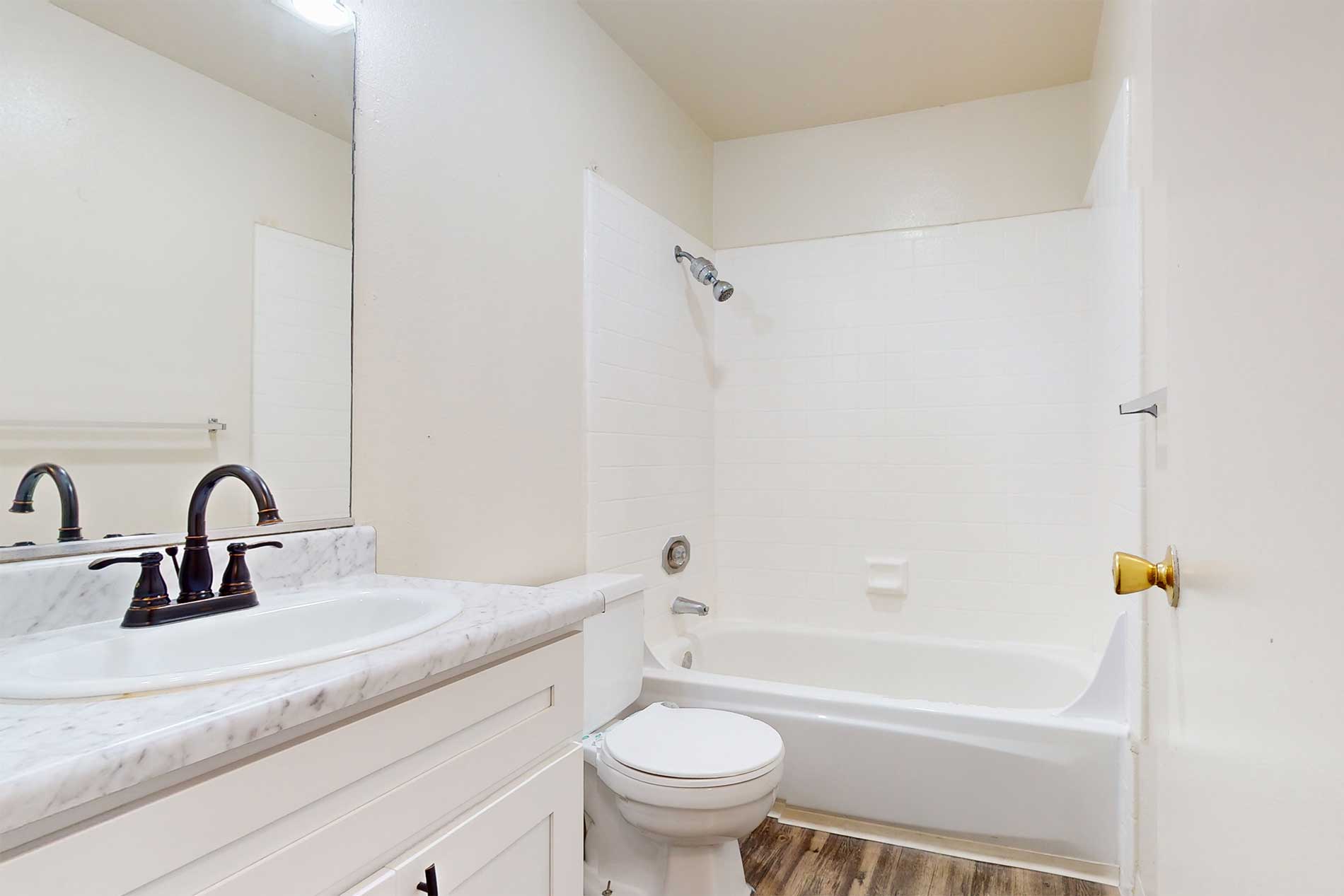 Pointe at Northridge apartment bathroom