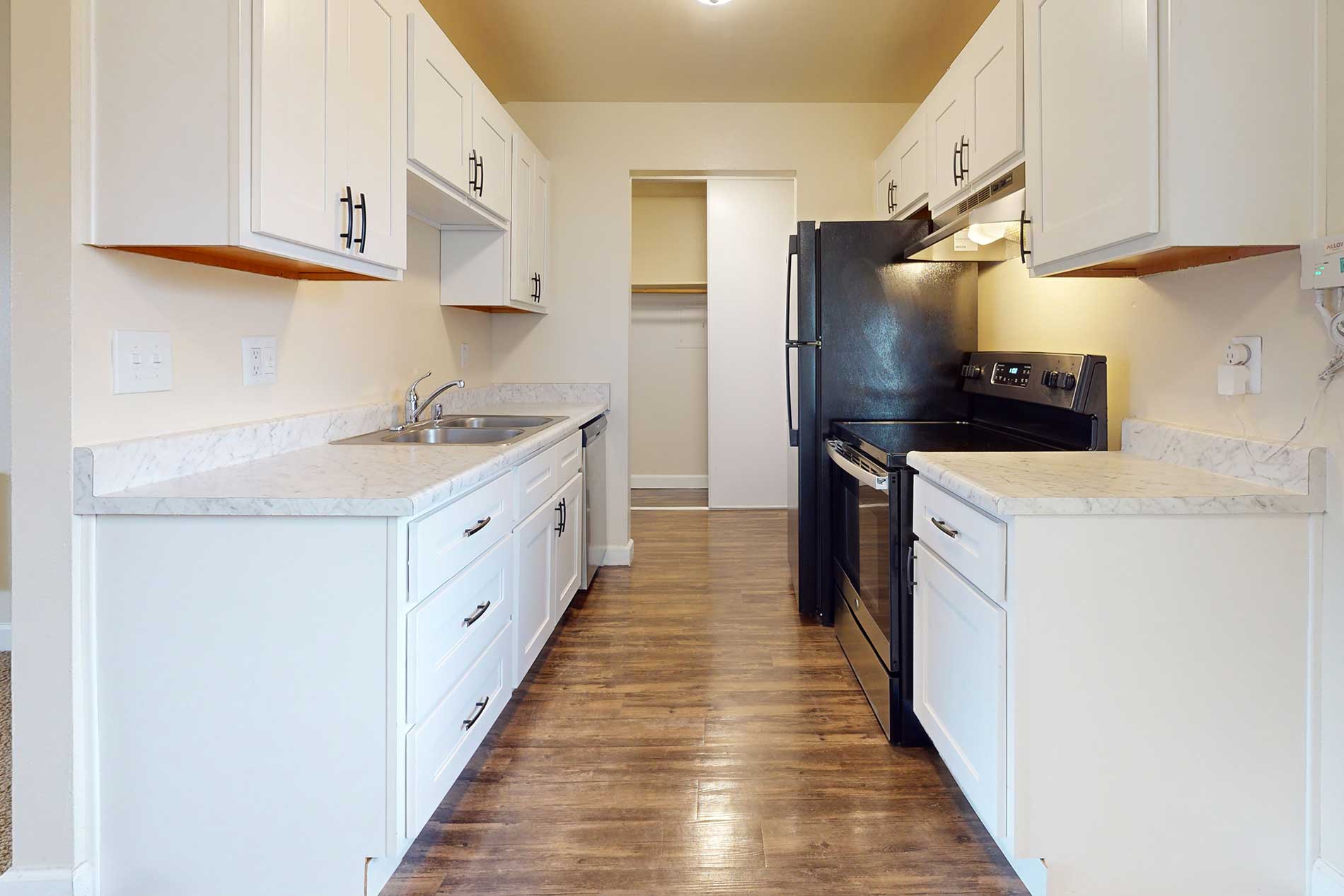 Pointe at Northridge apartment kitchen