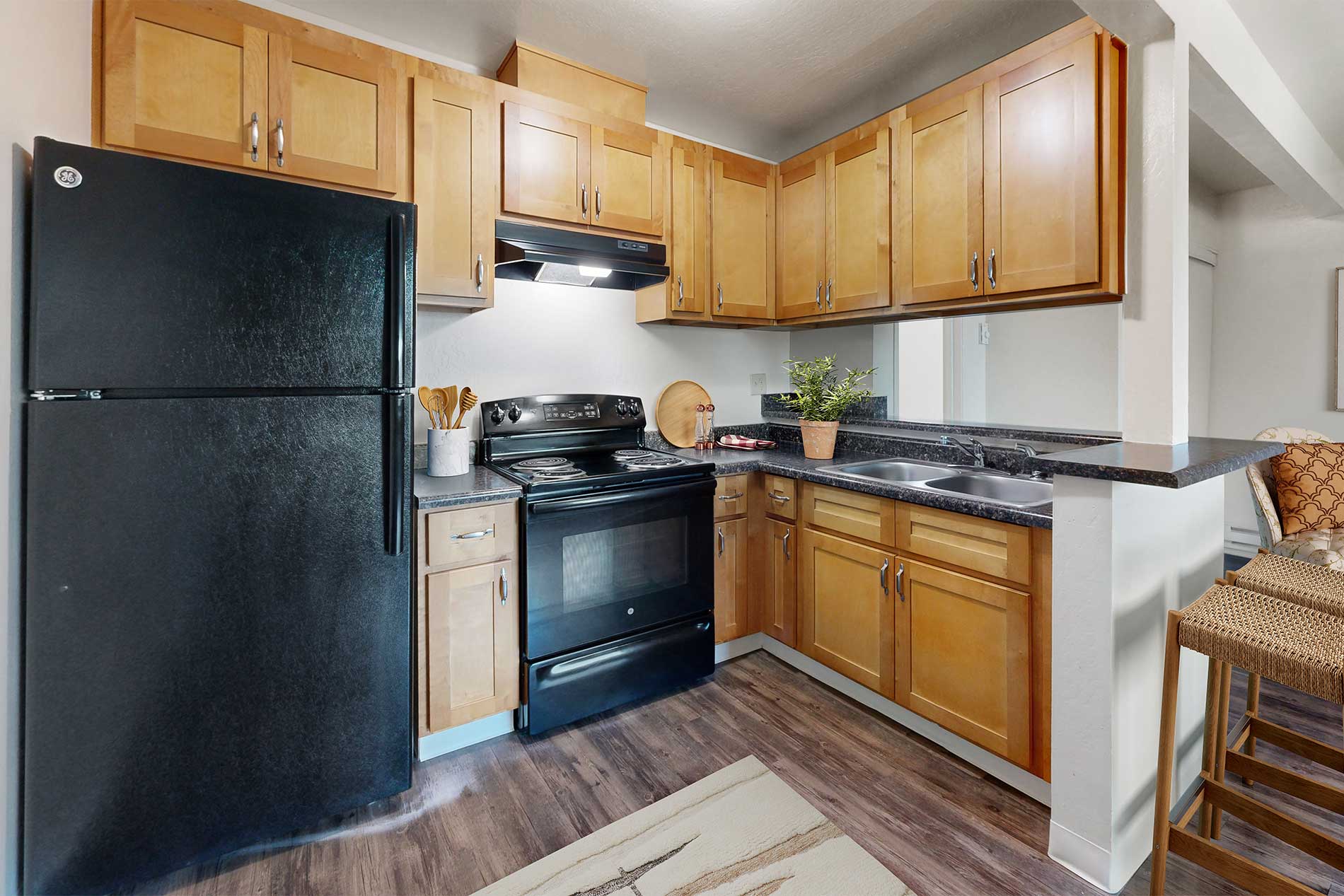 Pointe at Westlake apartment kitchen