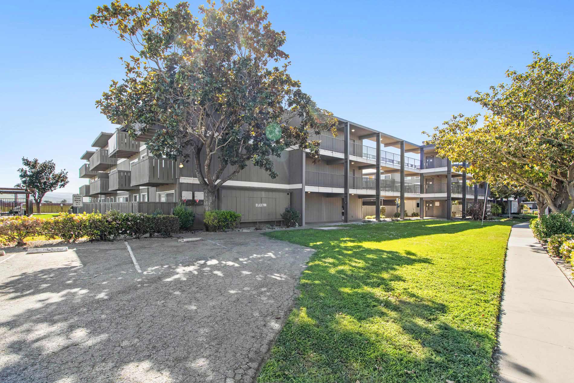 Pointe at Westlake building exterior