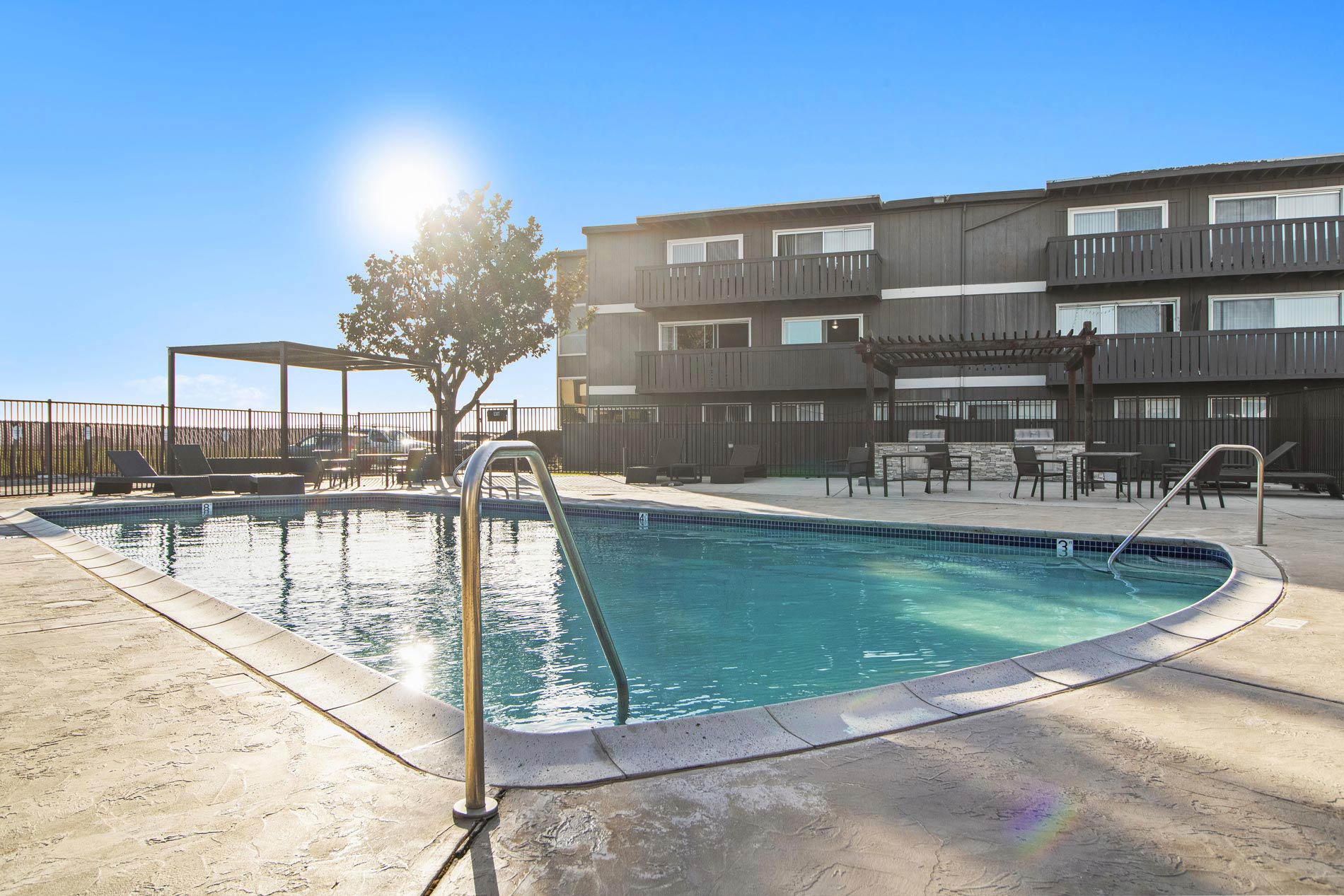Pointe at Westlake pool and grilling area