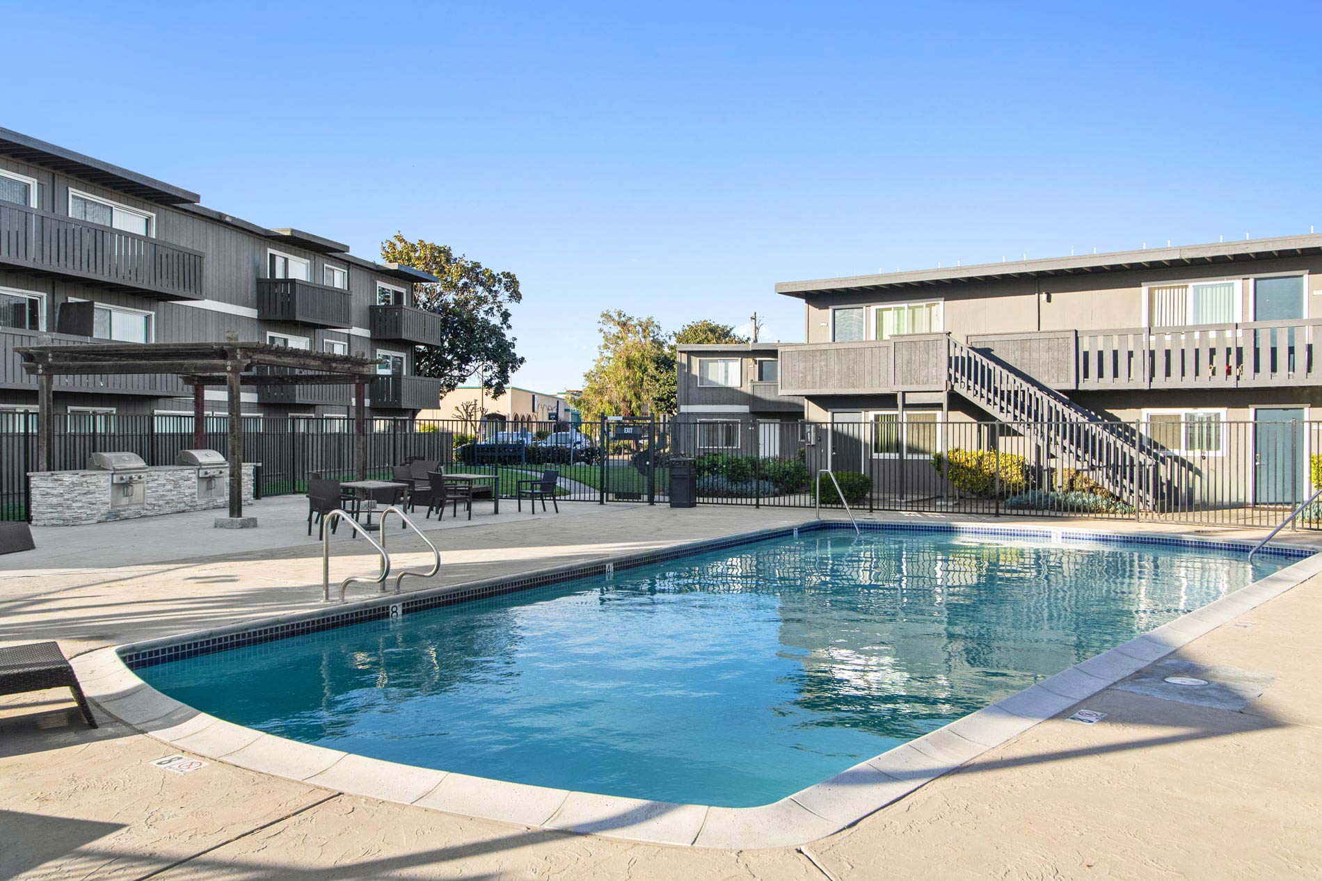 Pointe at Westlake pool and grilling area