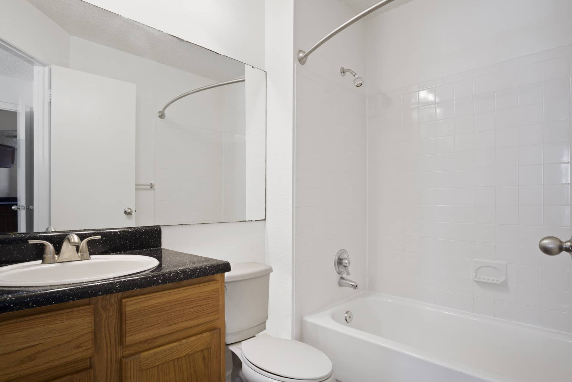 Regatta Shores Apartments Bathroom