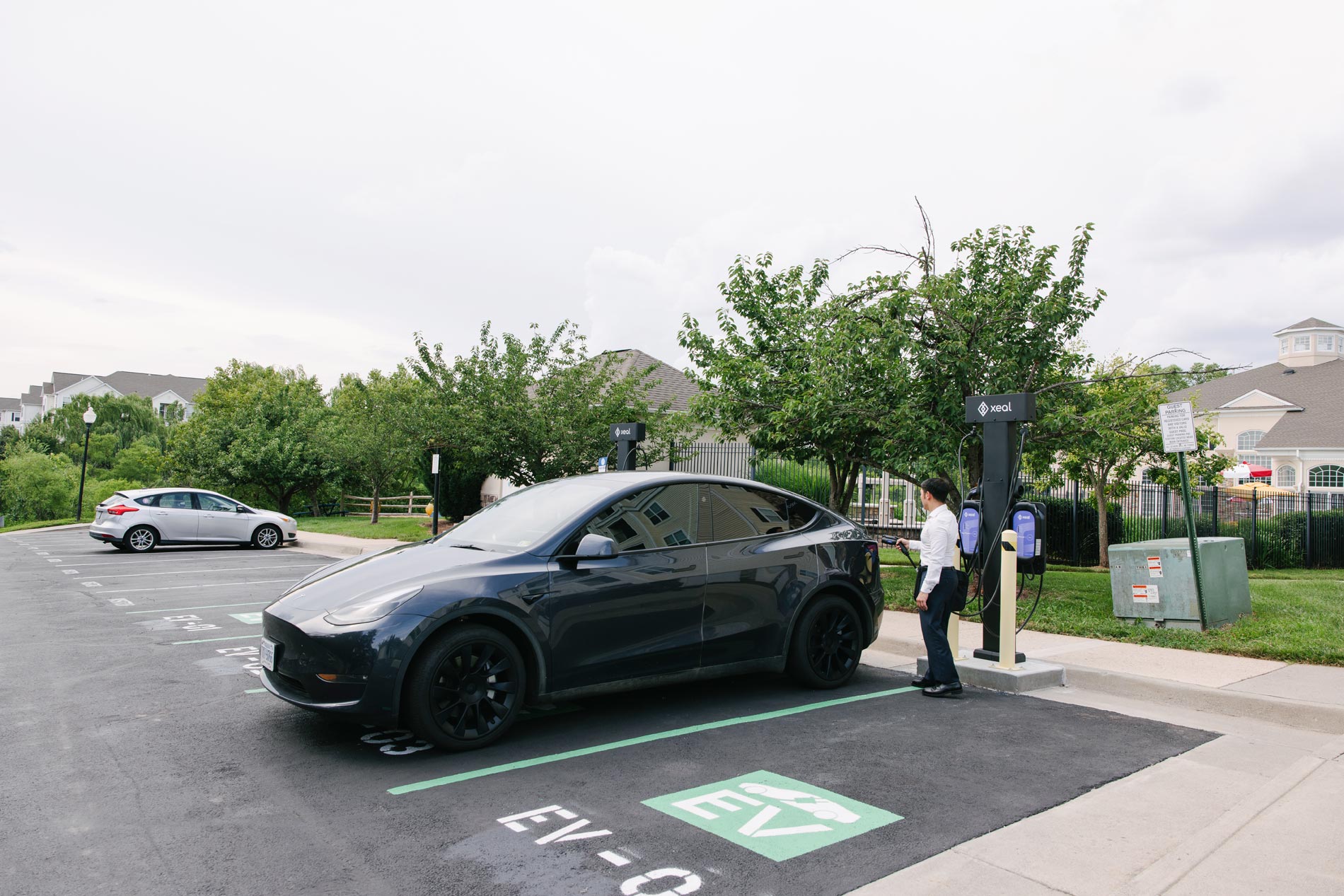 Courts At Dulles man plugs car into EV charger