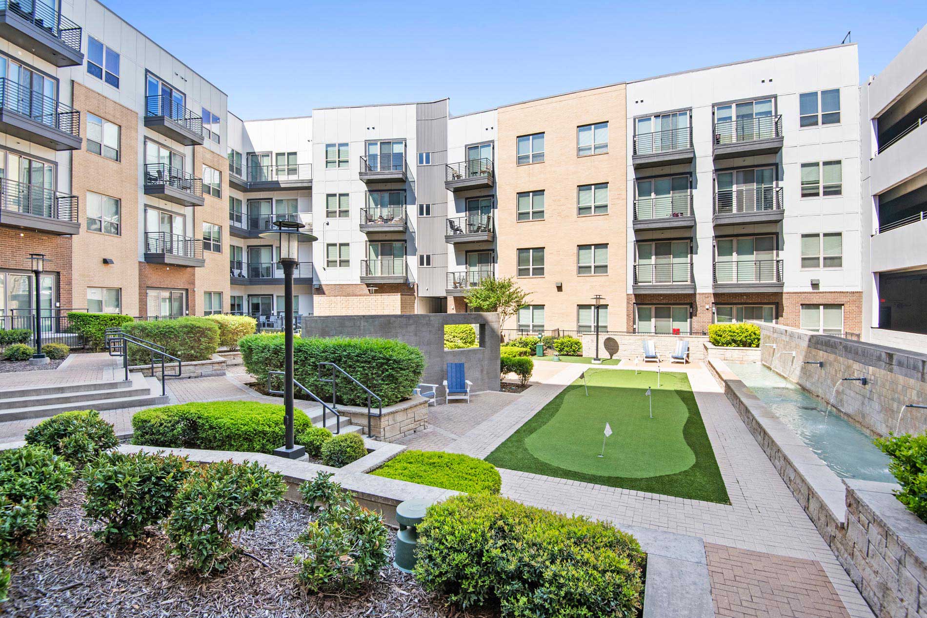 The Flats at Palisades golf courtyard
