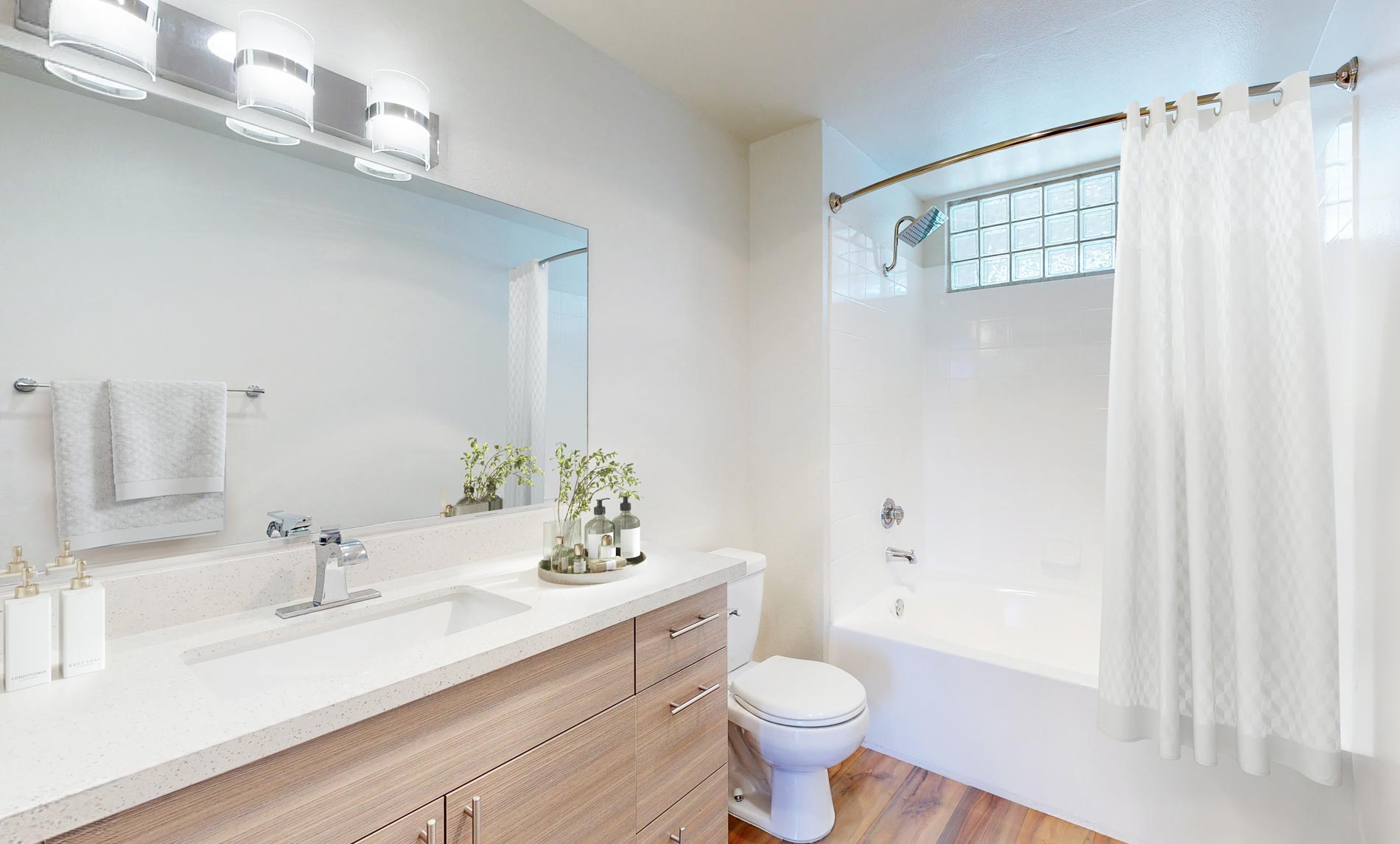 Tierra Del Rey staged bathroom