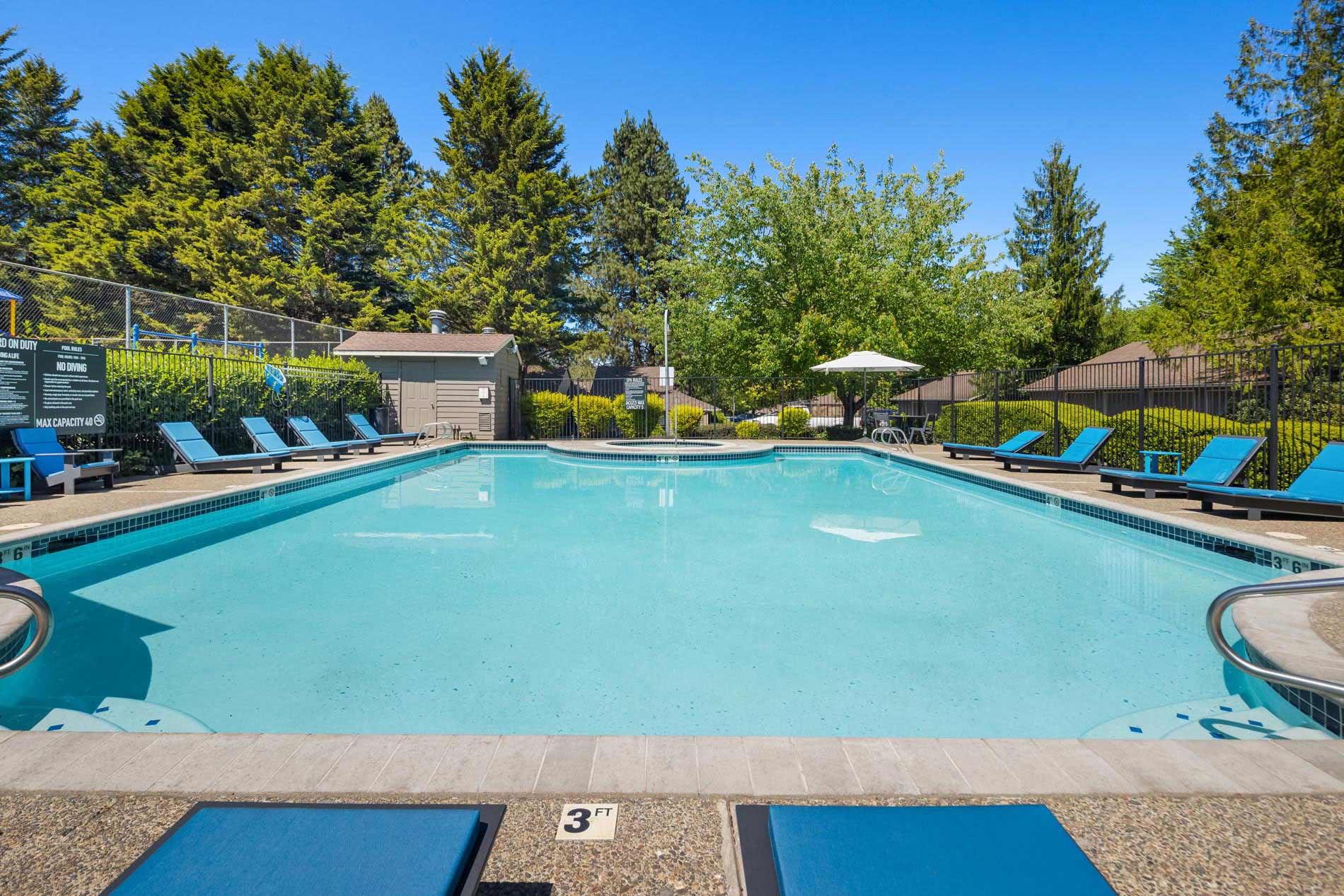 Tualatin Heights apartments pool