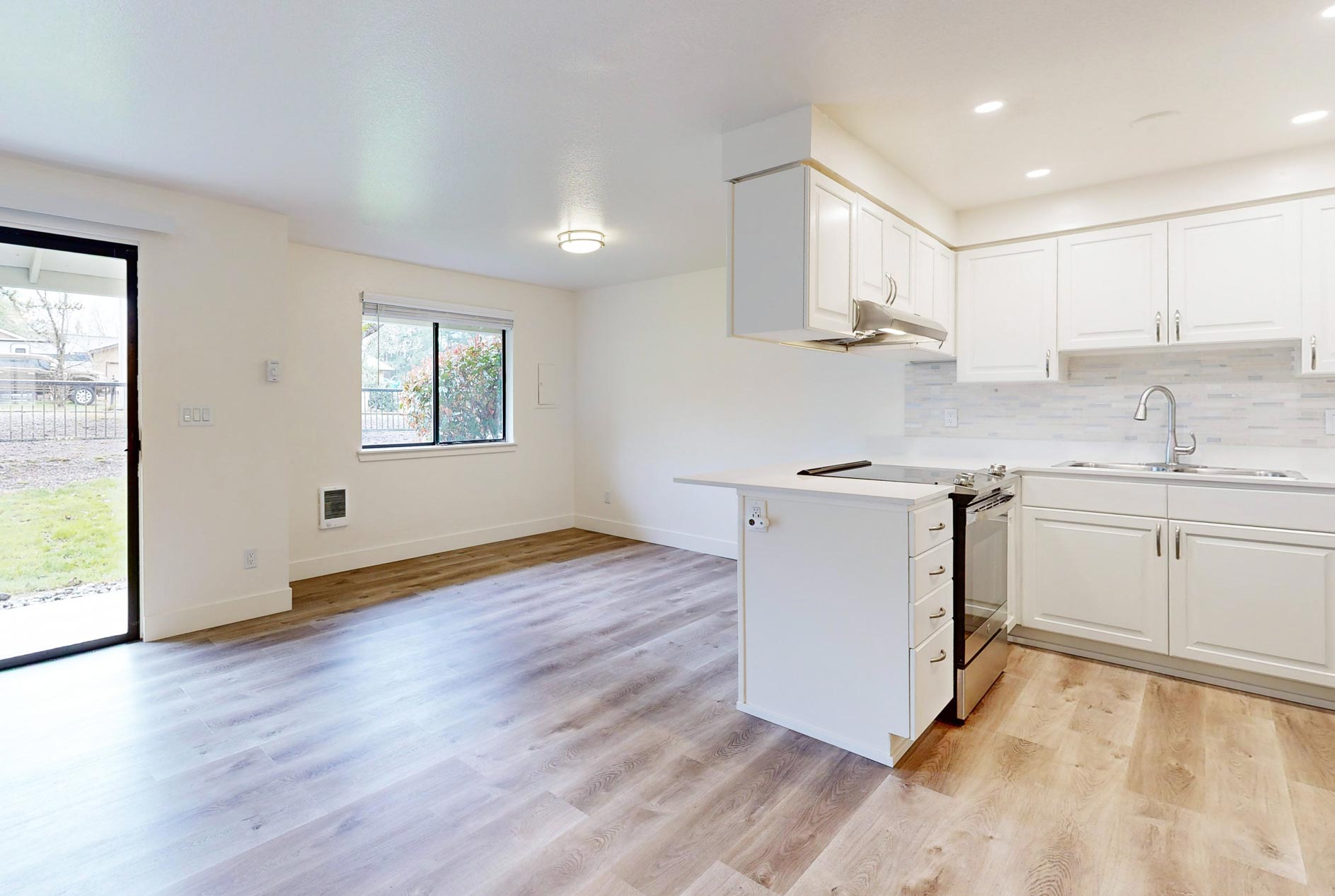 Tualatin Heights kitchen and dining room
