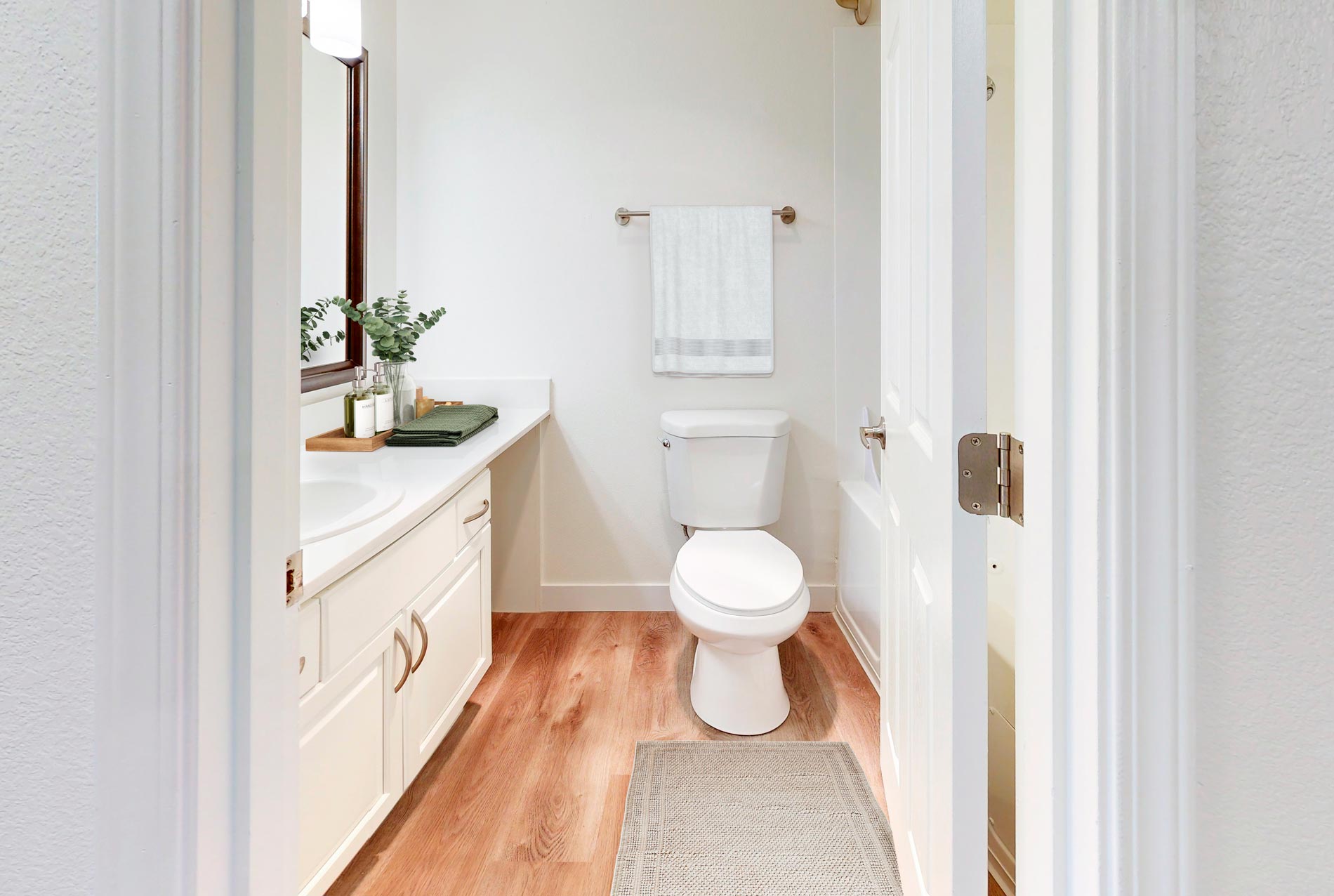 Tualatin Heights staged bathroom