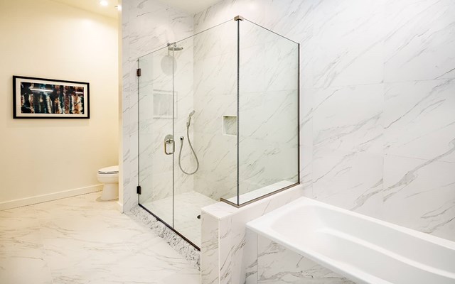 Vision on Wilshire Apartments Bathroom