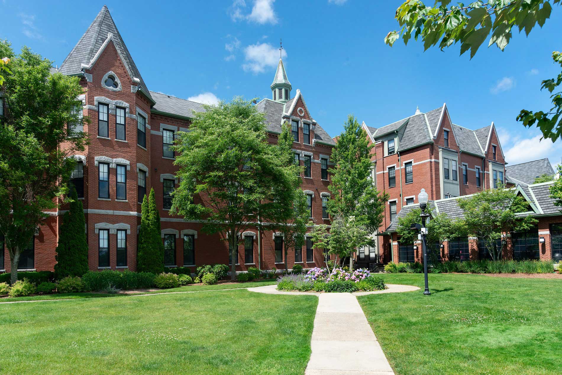 Bradlee Danvers apartment community in Danvers MA