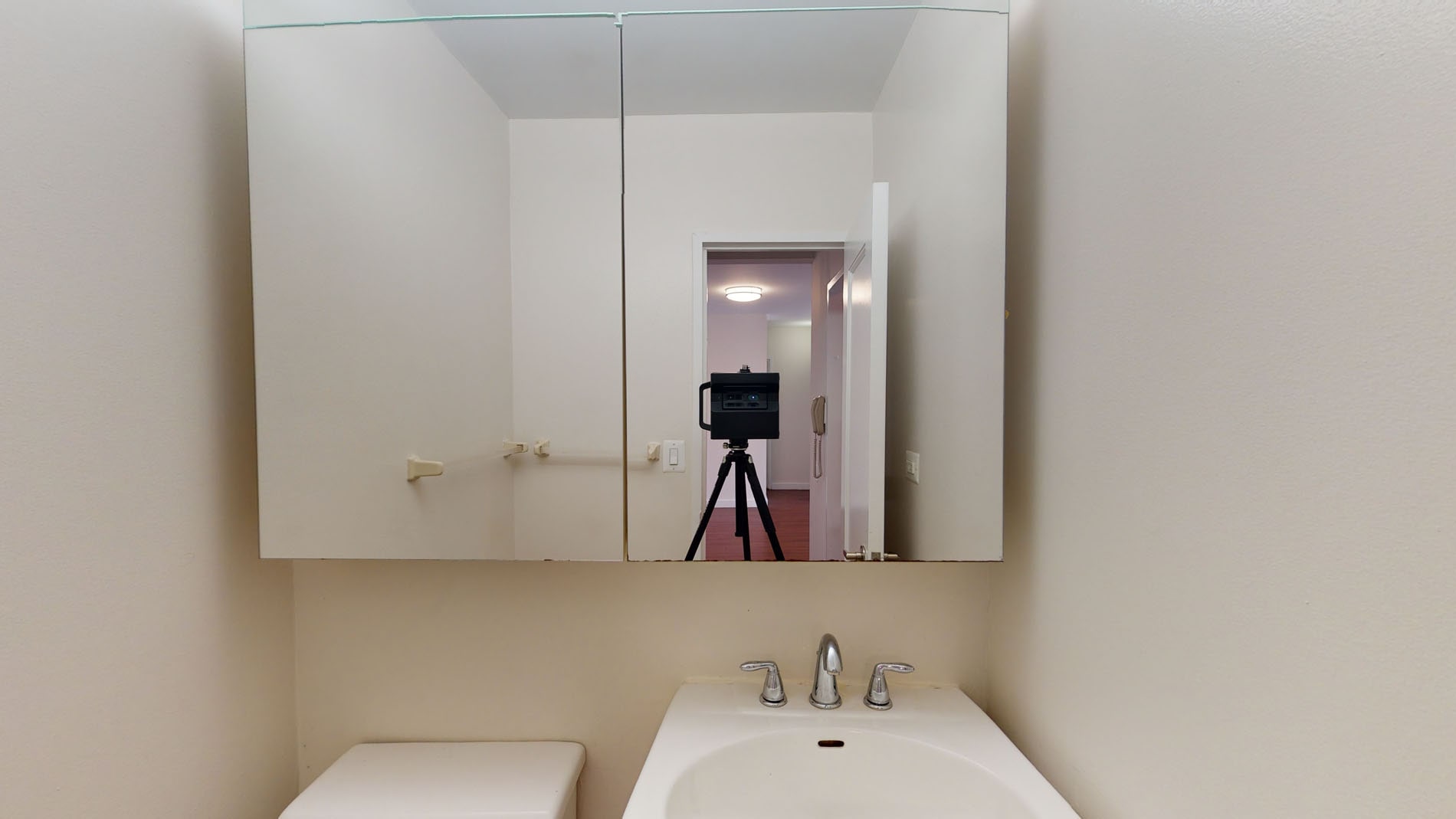 https://www.udr.com/unitphotos/38614/13004937/dc82899a-3ebf-80ab-b7d2-84f130dee38e.jpeg
